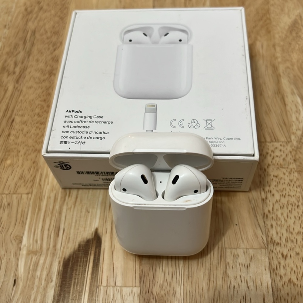 Apple AirPods 2 with charging case - Picture 4 of 4